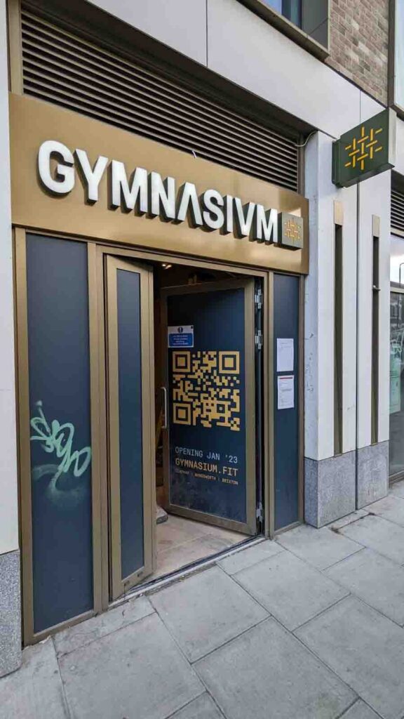 POWDER COATED ALUMINUM TRAY & PROJECTING SIGN WITH FRONT ILLUMINATED 3D LETTERS in London